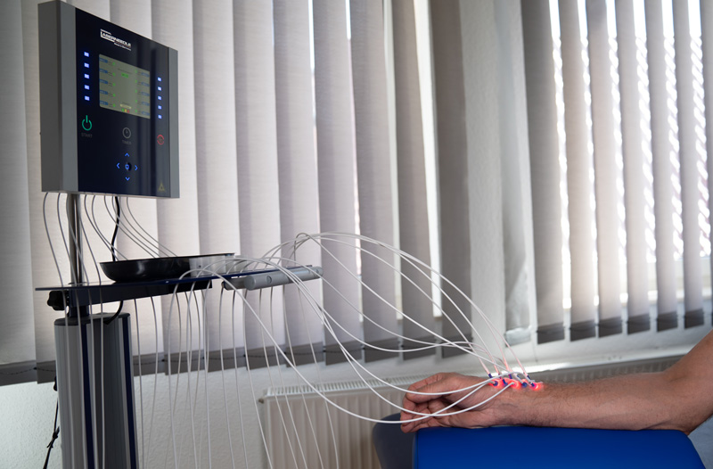 Die Lasertherapie beseitigt den Schmerz und hilft bei der Entzündung